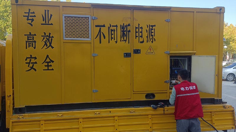 阿鲁科尔沁柴油发电机组和UPS电源配合使用时，如何避免切换过程中的电力中断？